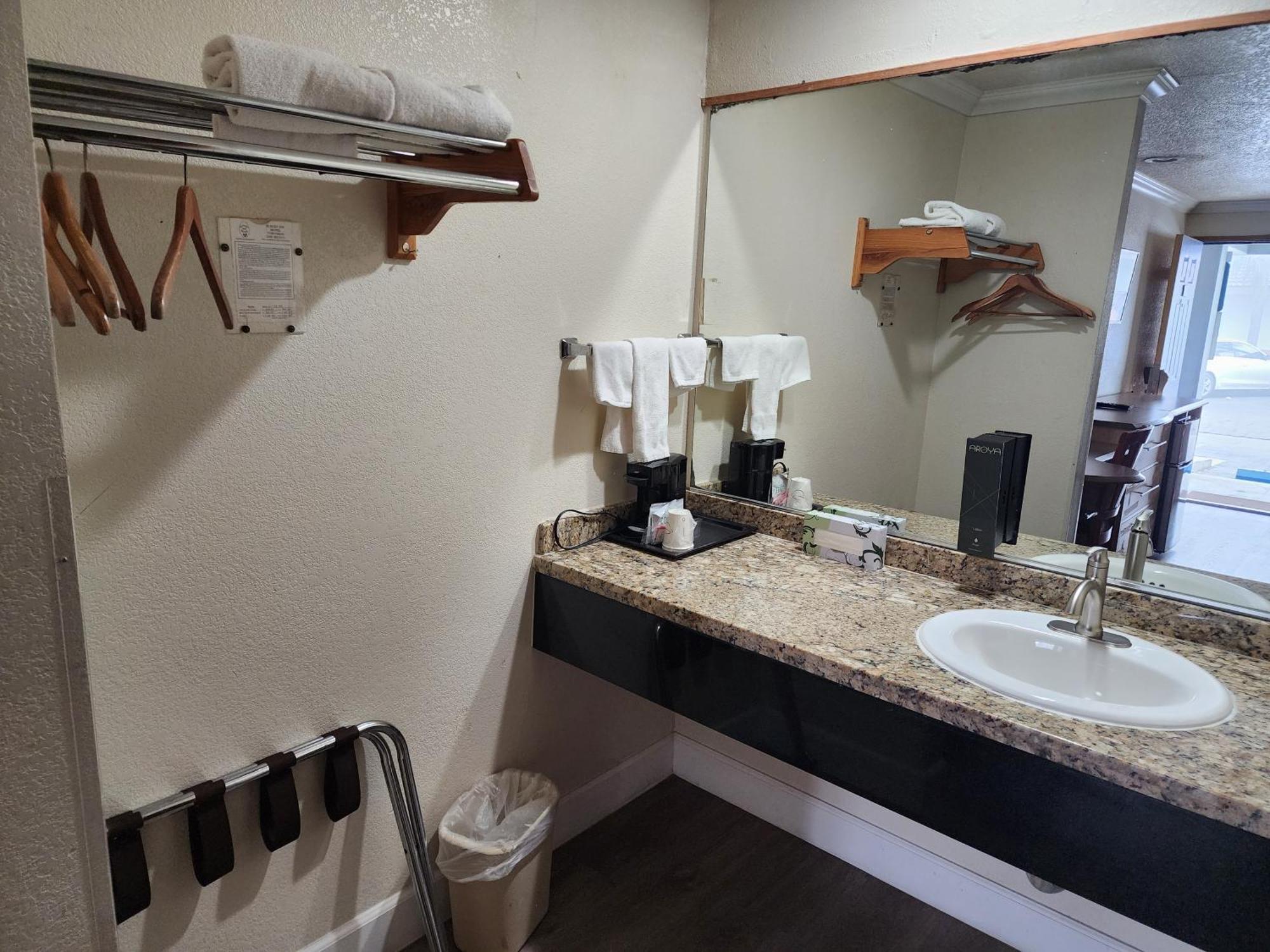 Budget Inn Corcoran Bagian luar foto