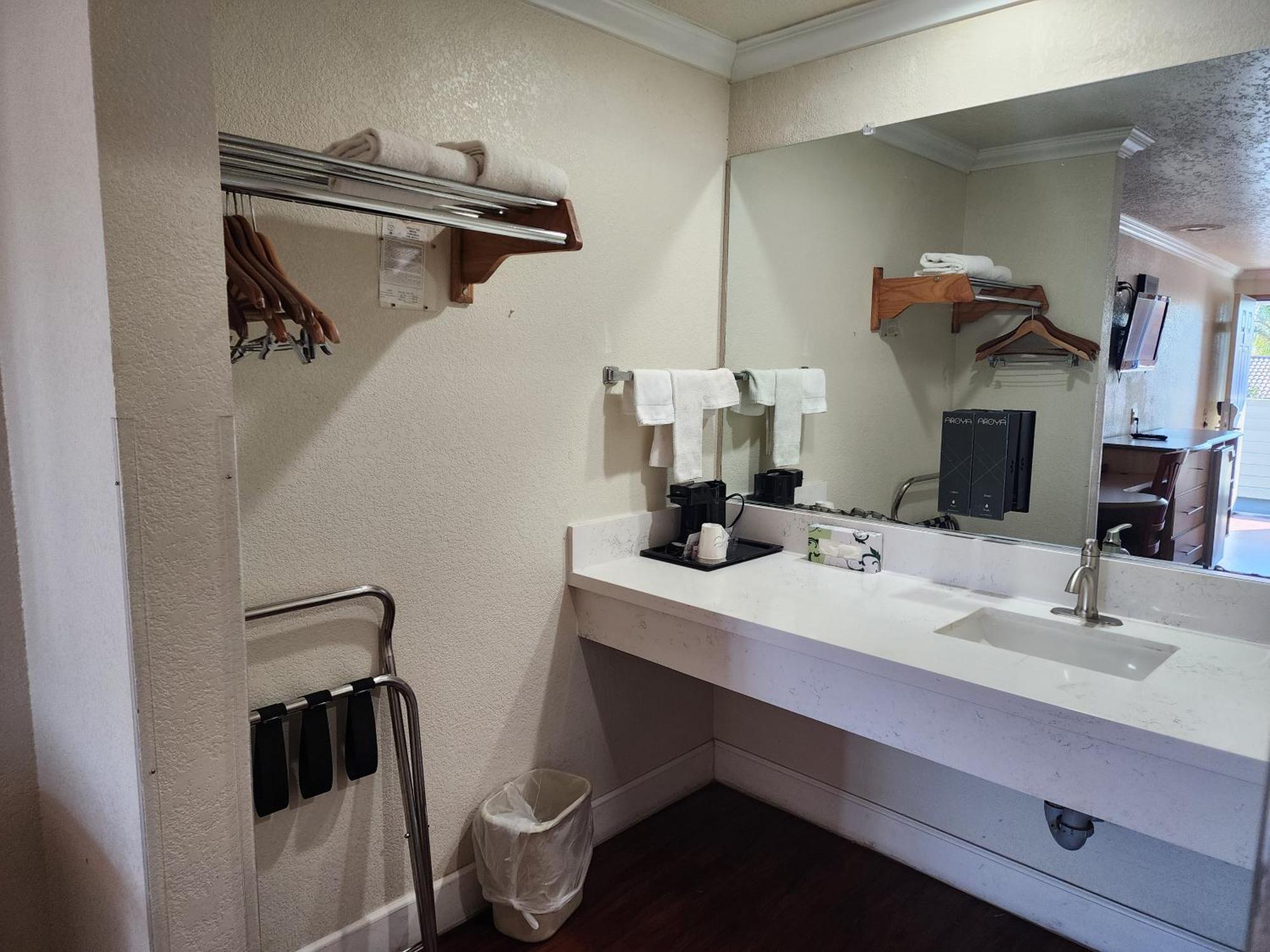 Budget Inn Corcoran Bagian luar foto