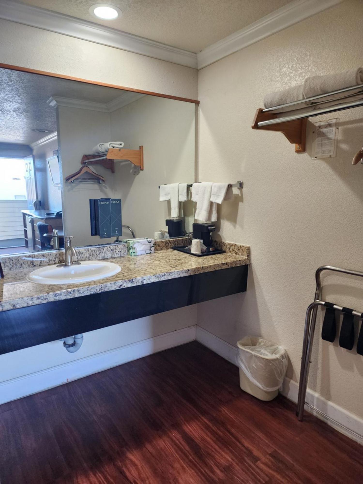 Budget Inn Corcoran Bagian luar foto